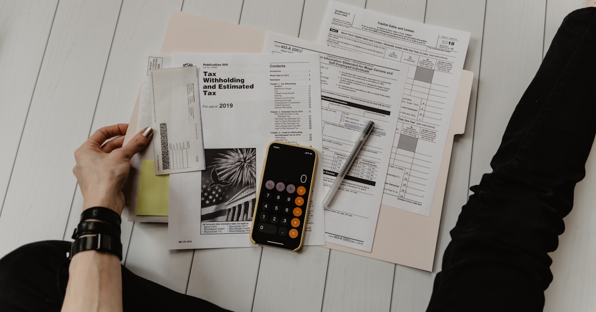 Pessoa analisando gráficos e planilhas financeiras em um notebook, representando organização financeira empresarial